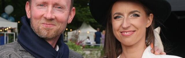 Mihkel Mälgandi kaaslane Pamela Maran pettus roosiaias trüginud külalistes. „Lihtrahvas seisku kannatlikult järjekorras ning õppigu kuulama!“