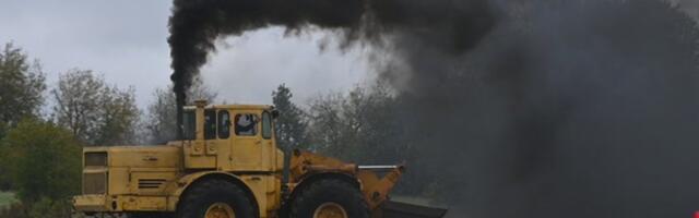 VIDEO | Vaata, kuidas Kirovetsi traktor Säreveres driftib!