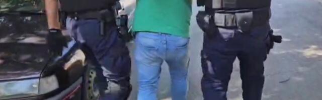 KRENULA HAPŠENJA BLOKADERA SILEDŽIJA: Pogledajte kako su im stavljene lisice na ruke (video)