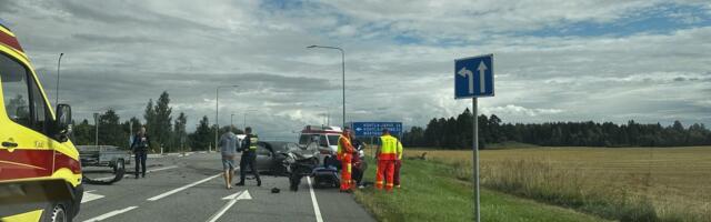 Mäetagusel põrkasid kokku kaks autot, üks kaasreisija viidi haiglasse