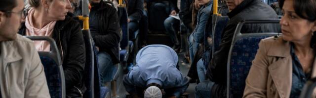 Baierimaa buss hilines, kuna moslemist juht peatus palvetamiseks