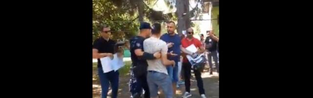 VIDEO I dalje napeto u Bačkom Petrovcu: Nepoznati muškarci sačekali da ode policija, pa napali