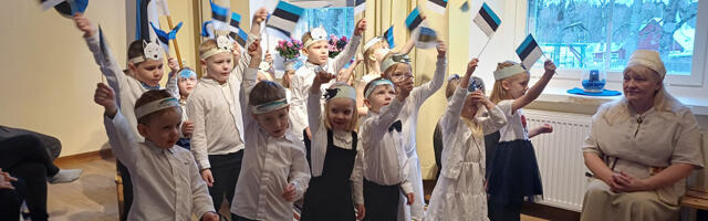 Aru­kü­la kool tä­his­tas EV aas­ta päe­va bal­li, Keh­ra kool mat­ka­ga