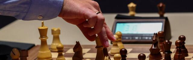 Üleöö geeniuseks muutunud miljonite jälgijatega malesensatsioon osutus haledaks petturiks