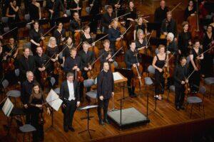 Rahvusmeeskoori koostöö egomaniakaalse dirigendiga