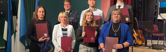 Kuu­sa­lu vallavalitsus ja­gas EV aas­ta­päe­va ak­tu­sel tä­nu­kir­ju