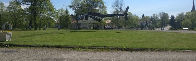 Lihula mõisa ees maandus helikopter
