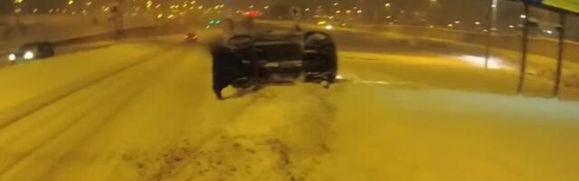 Abivalmis politseinik tõstis ümberläinud mopeedsõiduki tagasi ratastele