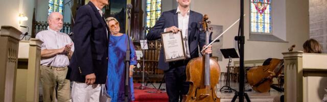 Tunne Kelam andis üle traditsioonilise “Noor Muusik 2022” preemia tšellist Marcel Johannes Kitsele