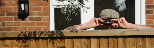 Naabrid ei jõua kokkuleppele, kes vastutab kraaksuva varese eest ehk Uskumatuid näiteid Eesti naabrite tülidest