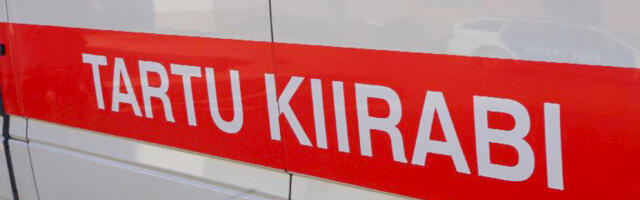 Tartumaal rullus auto üle katuse, juht viidi haiglasse