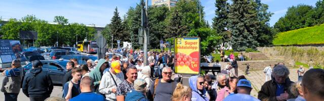 Нарва установила у границы дополнительные скамейки и биотуалеты