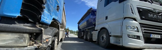 Suured veoautod põrkasid omavahel kokku ja Tallinna-Tartu maantee liiklus pandi pausile