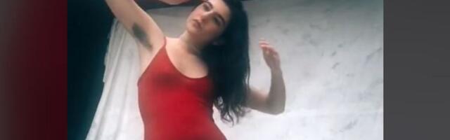 Naine teenib ihukarvade abil leiba