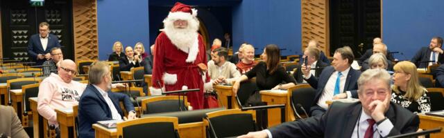 Jõuluvana külastas Riigikogu