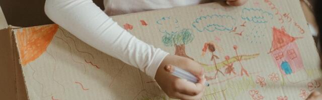 Paides tegutsev kirjastus  jagab kohalike laste huvitegevuseks tasuta paberit