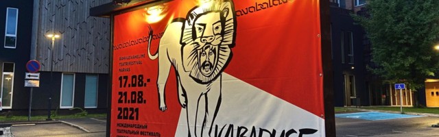 EKRE aktivistid protestivad Narva teatrifestivalil kajastatava LGBT teema vastu