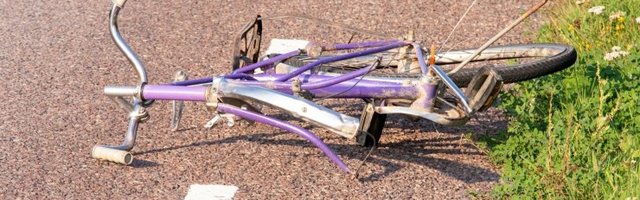 Joobes jalgrattur sõitis Tallinnas vastu betoontõket