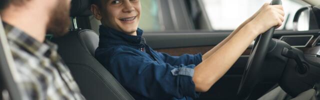 LUGEJA KÜSIB | Kas ma võin oma koduhoovis last autoga sõitma õpetada?