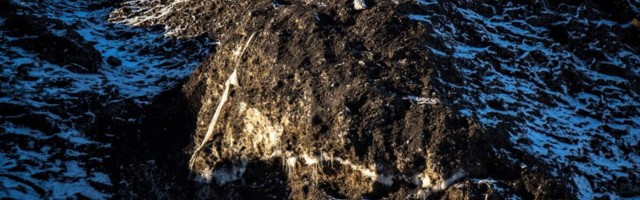 GALERII | Pealinlaste armastatud talisupluskoha kõrval sulavad hiiglasikud saastavaalud, keskkonnaametit see ei huvita