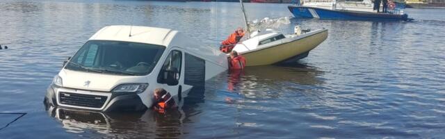 Purjejahti vette lasknud väikebuss vajus jõkke