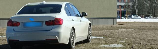 Kohtla-Järve autoomanikud kipuvad muruplatsidele parkima