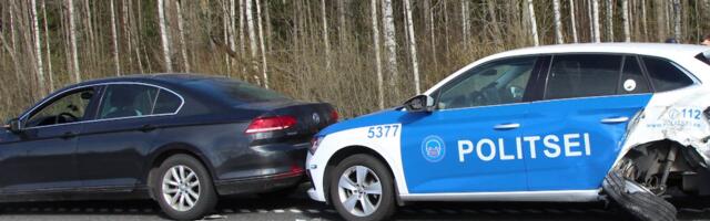 Reporter: Pärnumaal rammis rekka tee ääres peatunud politseiautot