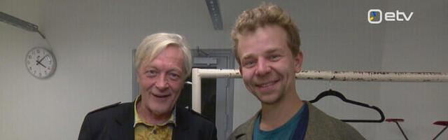 Margus Tabor kinkis Margus Millile tema vanavanaisa väärika mantli