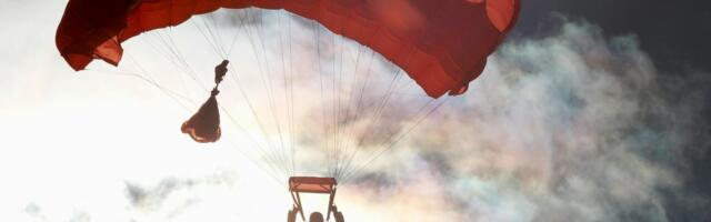 Ira külas rippus langevarjur puu otsas