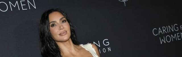 KLÕPSUD | „See on nii kummaline.“ Kim Kardashian poseeris intiimsetel fotodel Tesla robotiga ja pani netirahva kohkuma