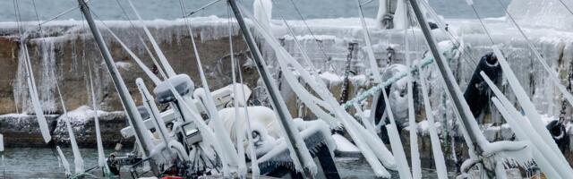 FOTOD | Lennusadamas vajus jääraskuse all põhja kaks laeva. Ühe omanik viitab, et tema alusele sai saatuslikuks voolukatkestus