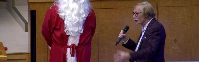 Reporter: Jõuluvana kostitas riigikogulasi hea ja paremaga