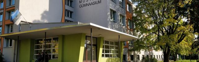 Alaealisega seksuaalsuhtes olnud õpetaja jätkas ametis karmist süüdistusest hoolimata
