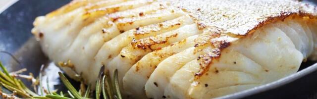 Grčki bakalar sa skordeljom: Posni klasik koji spaja hrskavu ribu i kremasti pire od belog luka