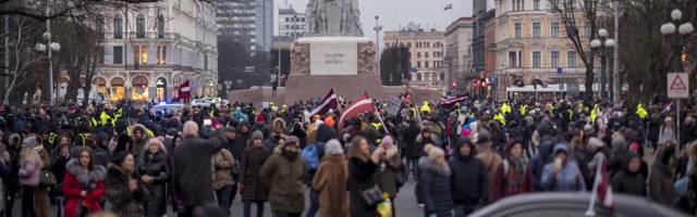 Suur galerii ja video: rahvarohke meeleavaldus Riias – aitab koroonameetmetest!