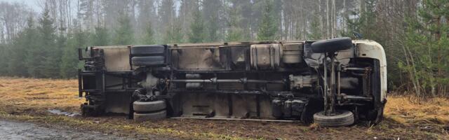 Jõgevamaal ümber paiskunud veoki koormast valgus maha ligi tonn väävelhapet