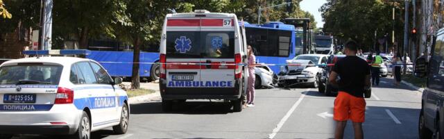 Vozač autobusa hteo da izbegne ženu koja je pretrčavala ulicu, "pokosio" devojčicu! Dete mrtvo na ulici