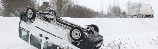 Libedad teeolud keerasid auto üle katuse