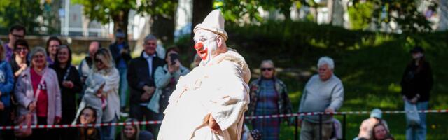 Giraffe Royal ootab publikut Narva kabaree-etendust nautima