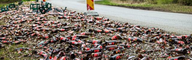 VIDEO ja FOTOD | Harjumaal pudenes veoki koormast teele sadu õllepudeleid
