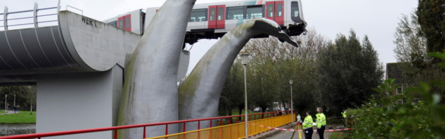 Vaalaskulptuur peatas Hollandis rööbastelt sõitnud rongi