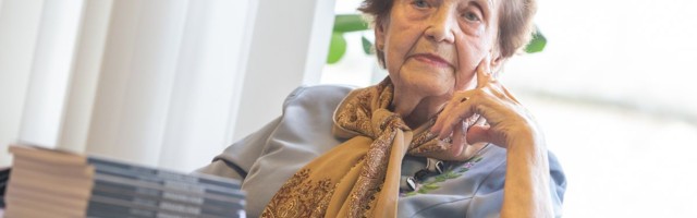 Agnes Kaiva esitles raamatukohvikus oma juubelikinki