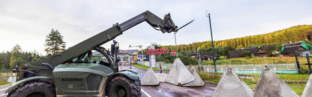 PILDID: Leedus paigaldati draakonihambad ühendusteedele Vene ja Valgevenega