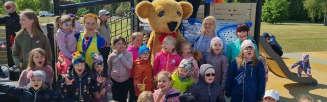 Pärnu Haigla kõrvale valmis erivajadusega lastele mänguväljak