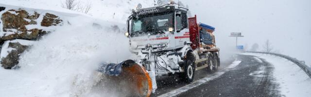 Norras sõitis reisijaid täis buss teelt välja järve