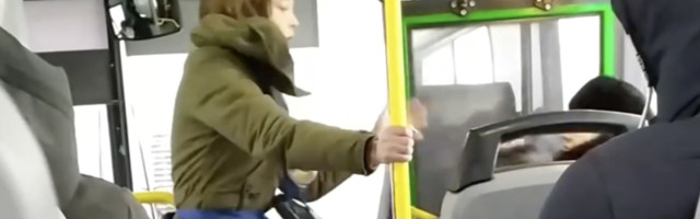 VIDEO: Konduktor lükkab jalaga bussist välja eaka naise (NB! Nõrgema närvikavaga inimestele mittesoovitav)