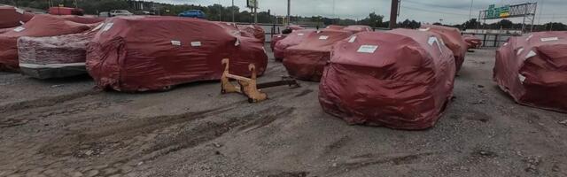VIDEO | USA-s avastati kummaline autode surnuaed, kus masinad on mähitud punasesse kilesse