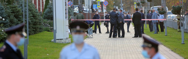 Venemaal tegi ajakirjanik ministeeriumi ees enesetapu, süüdates end protestiks põlema