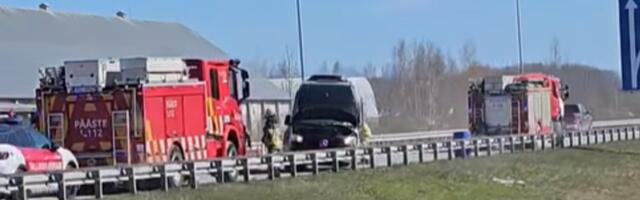 FOTOD | Väikebussi õnnetus Tallinna–Narva maanteel tõi kaasa pika ummiku, juht viidi haiglasse