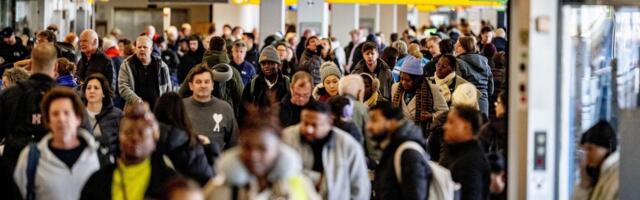 Külm ja lumi on tekitanud Amsterdami lennujaamas reisikaose. Tühistatud on umbes 475 lendu